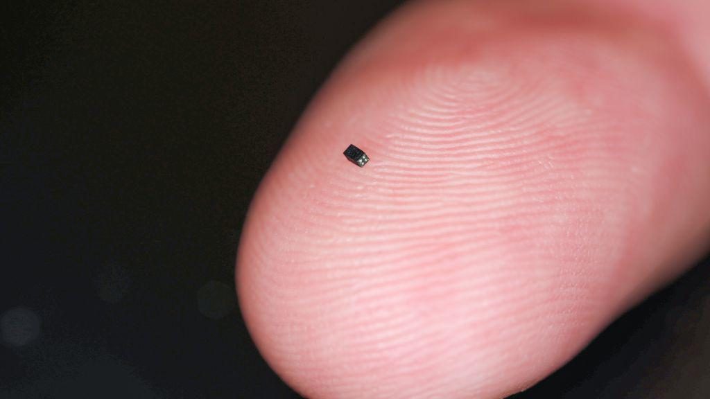 Представлена самая маленькая в мире камера размером с песчинку