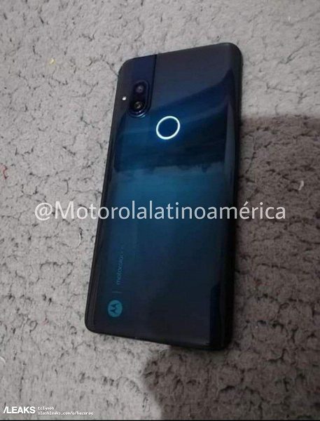 Опубликованы фотографии смартфона Motorola с необычным дизайном