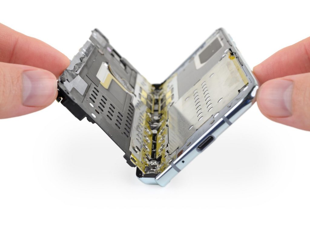 iFixit до винтика разобрали раскладной смартфон Samsung Galaxy Fold