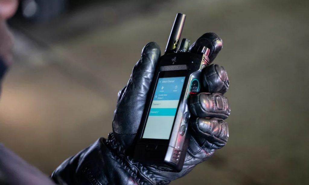 Motorola выпустила рацию с LTE, сенсорным экраном и голосовым помощником
